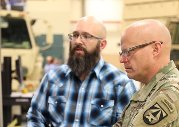 CCDC commanding general pays first visit to Aviation, Missile Center