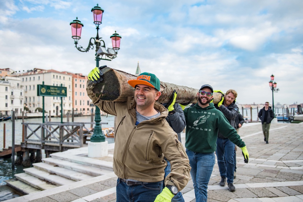 USAG Italy BOSS Team helps ‘Save Venice’ after floods