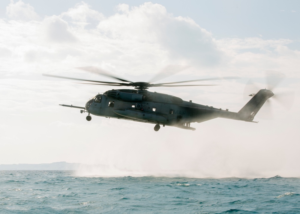 Marines with III EOTG conduct Helo-Casting