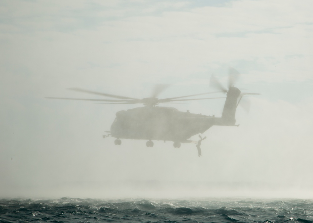 Marines with III EOTG conduct Helo-Casting