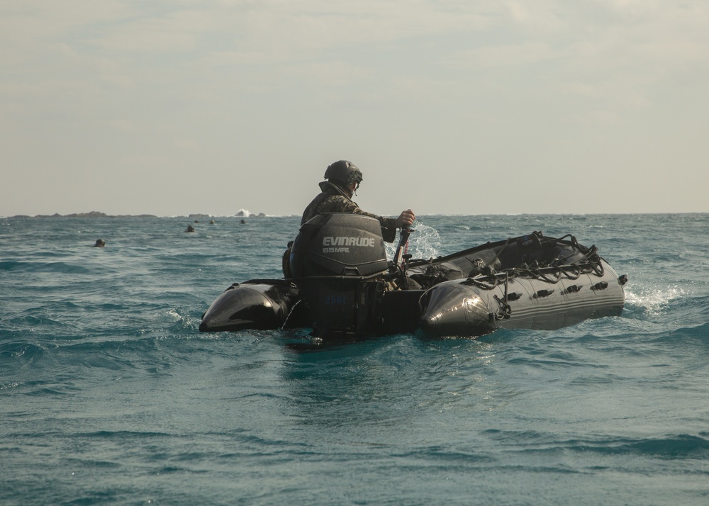 Marines with III EOTG conduct Helo-Casting