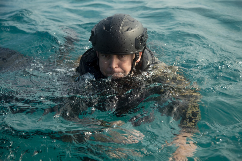 Marines with III EOTG conduct Helo-Casting