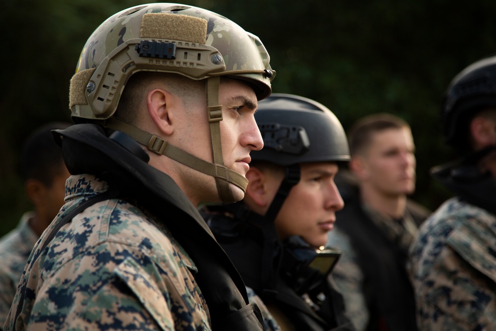 Marines with III EOTG conduct Helo-Casting