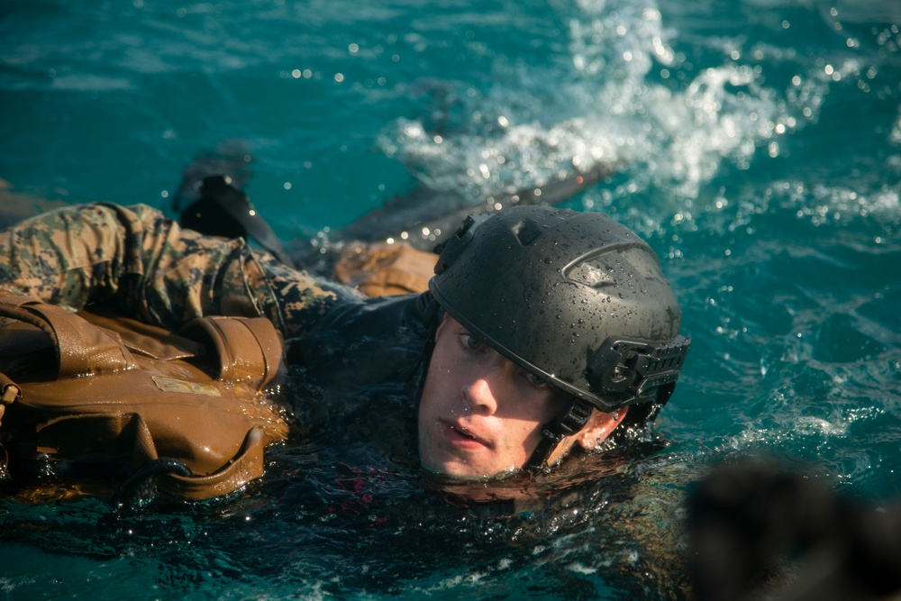 DVIDS - Images - Marines with III EOTG conduct Helo-Casting [Image 7 of 7]