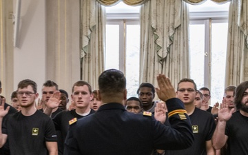 U.S. Army Recruiting Companies Hold Mass Swearing-In Ceremony at Arkansas State Capital