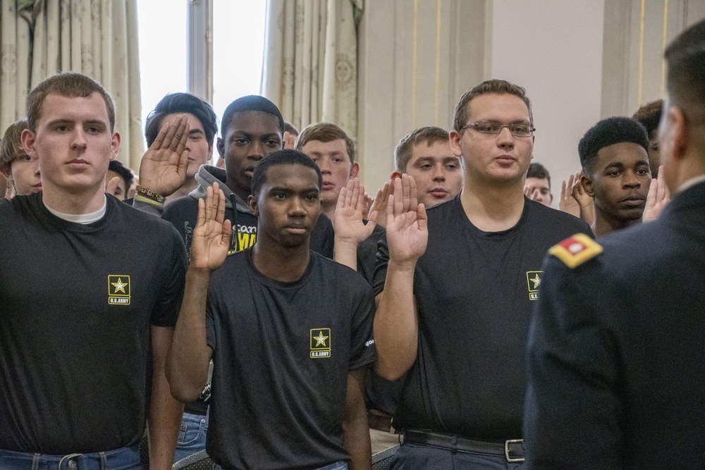 U.S. Army Recruiting Companies Hold Mass Swearing-In Ceremony at Arkansas State Capital