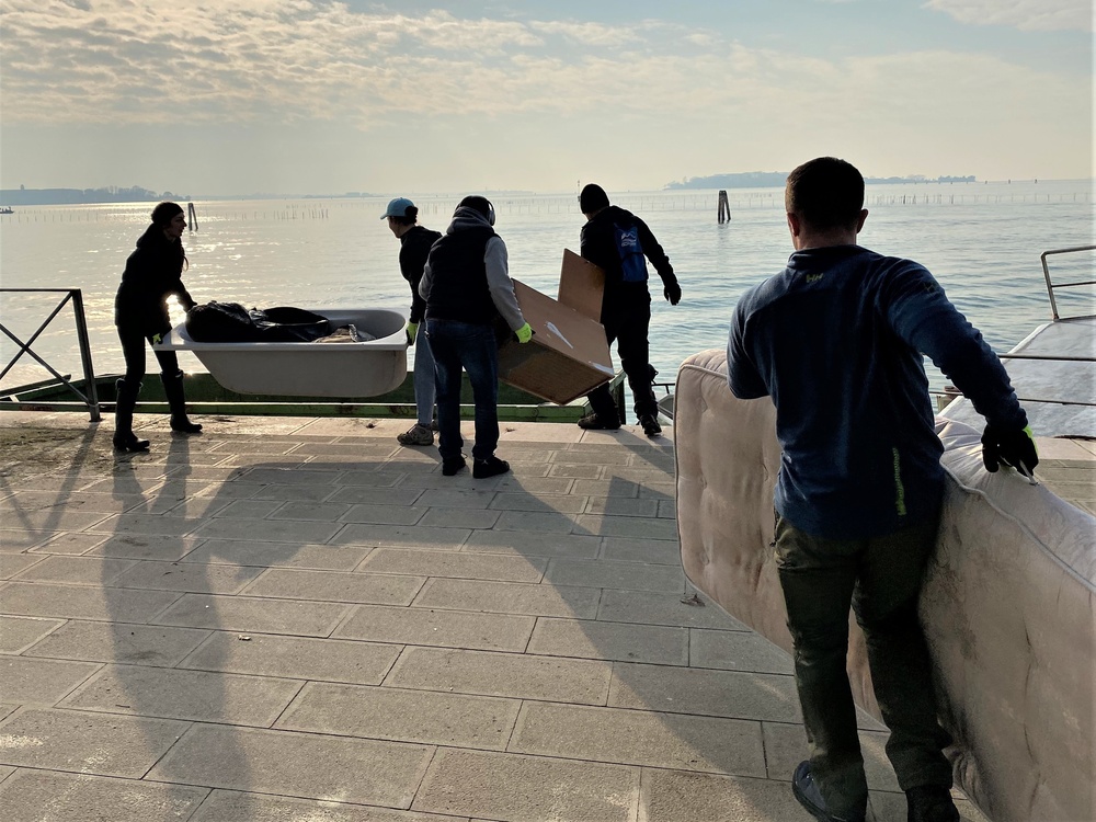 DENTAC Italy Soldiers lend a hand in Venice flood