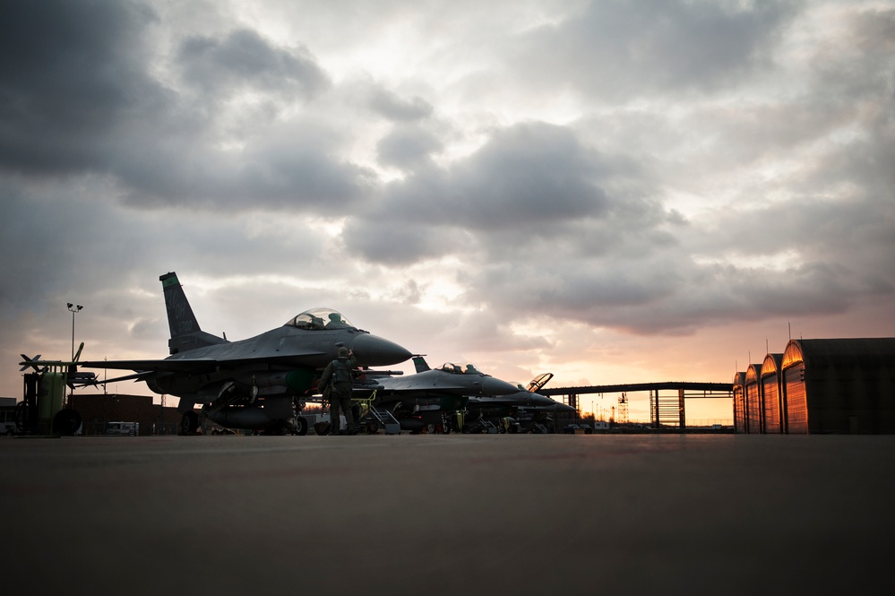 180FW Conducts Night Flying Training