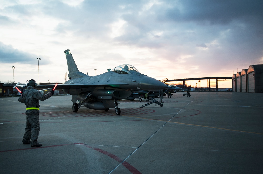 180FW Conducts Night Flying Training