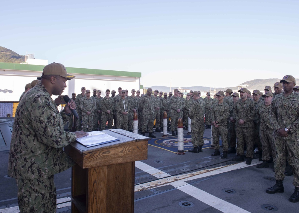 USS Shiloh Holds Change of Command Ceremony