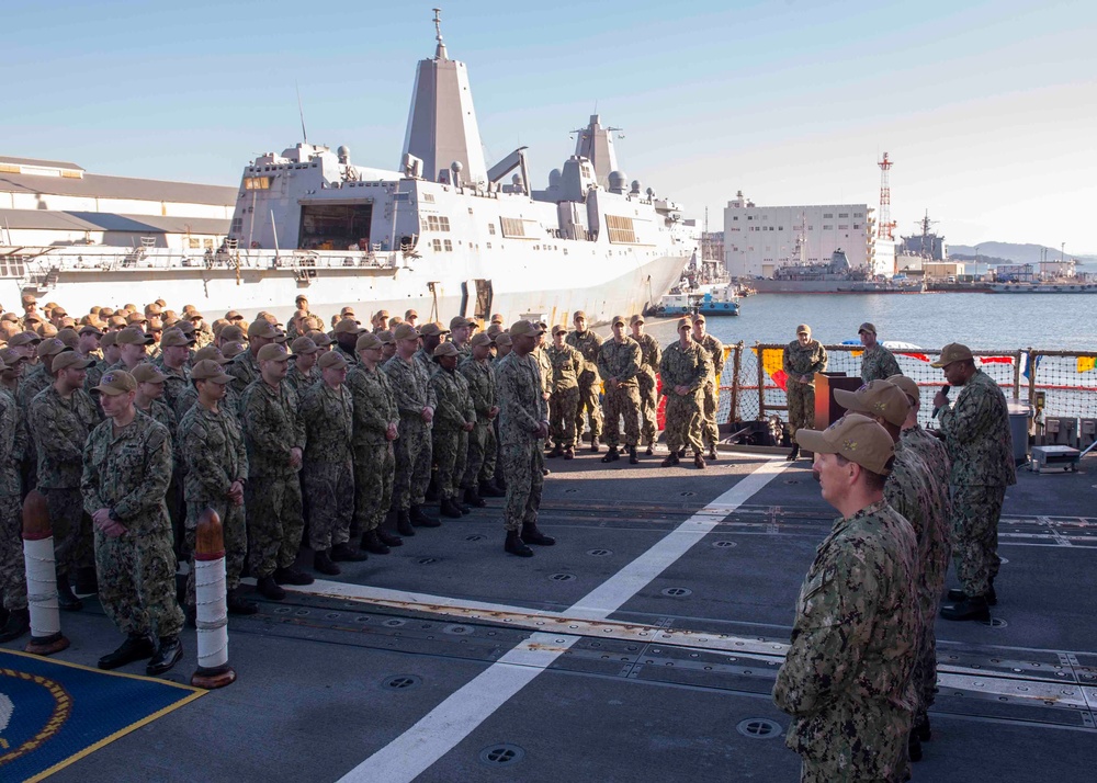 USS Shiloh Holds Change of Command Ceremony