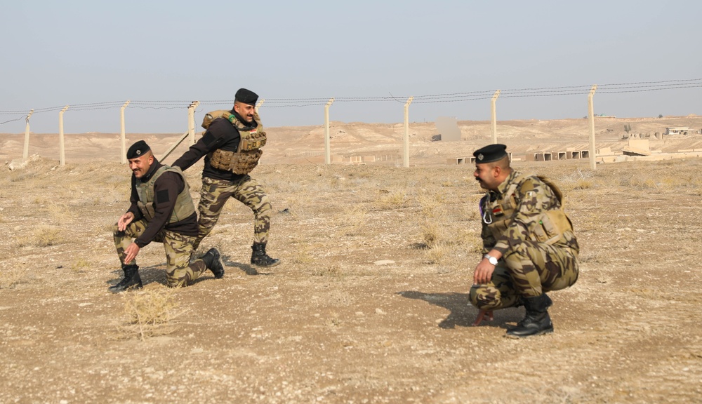 Iraqi Police Conduct Tactical Maneuver Training