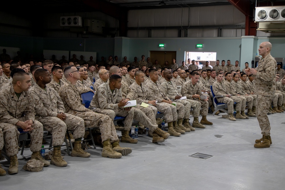 Commandant and Sergeant Major of the Marine Corps Visit the SPMAGTF