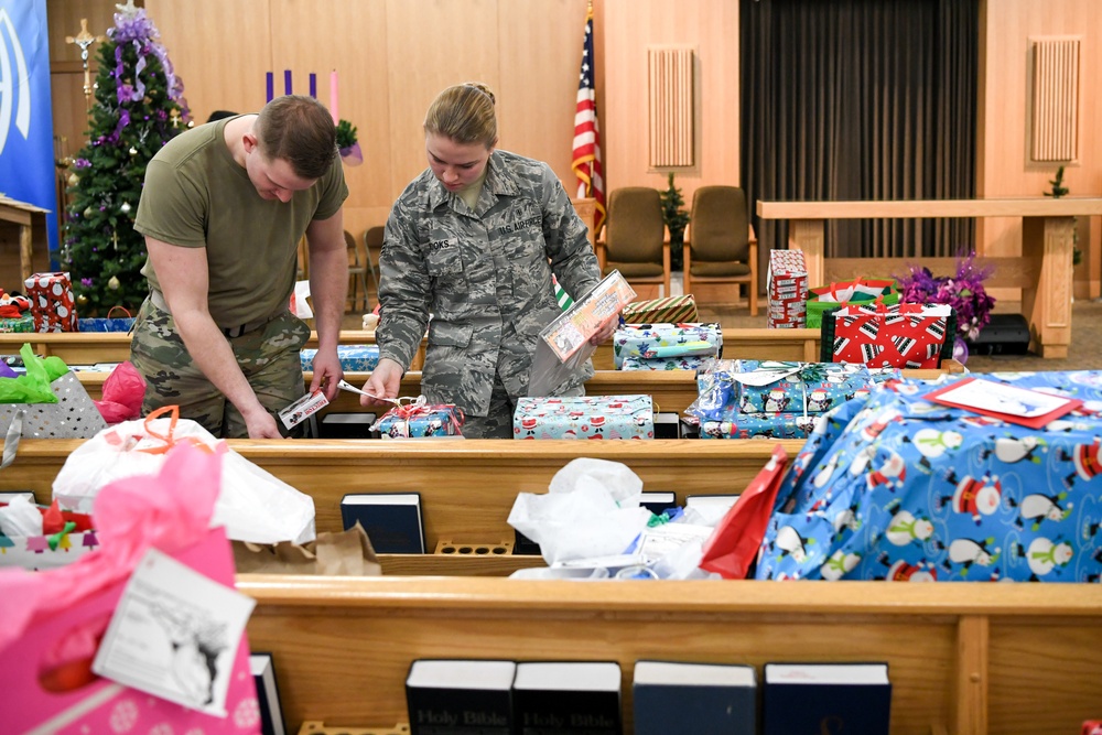 Angel Tree, Christmas, Volunteers, Airmen