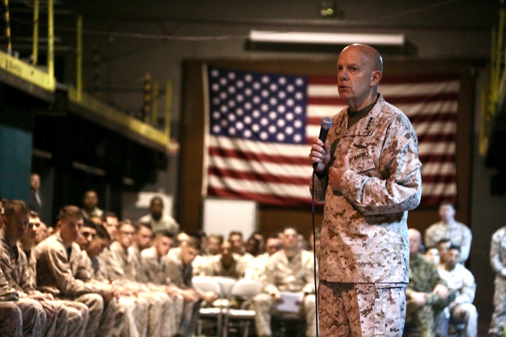 Commandant Visits CENTCOM