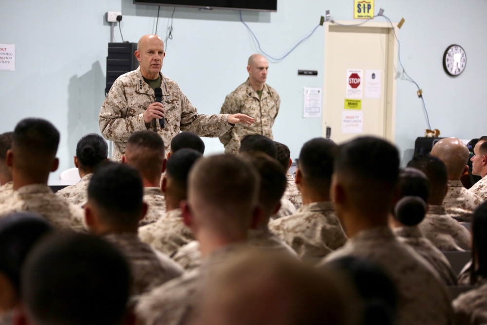 Commandant Visits CENTCOM