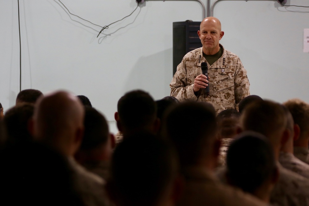 Commandant Visits CENTCOM