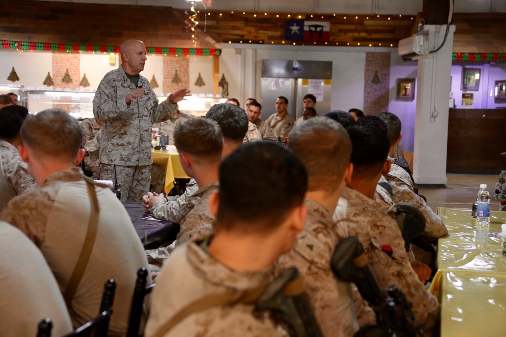 Commandant Visits CENTCOM