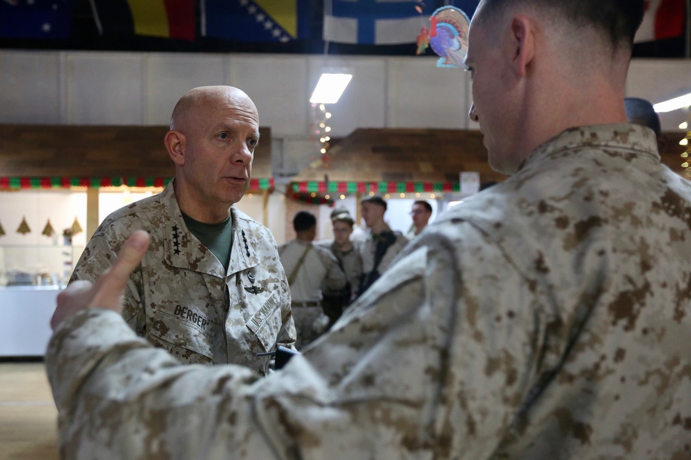 Commandant Visits CENTCOM