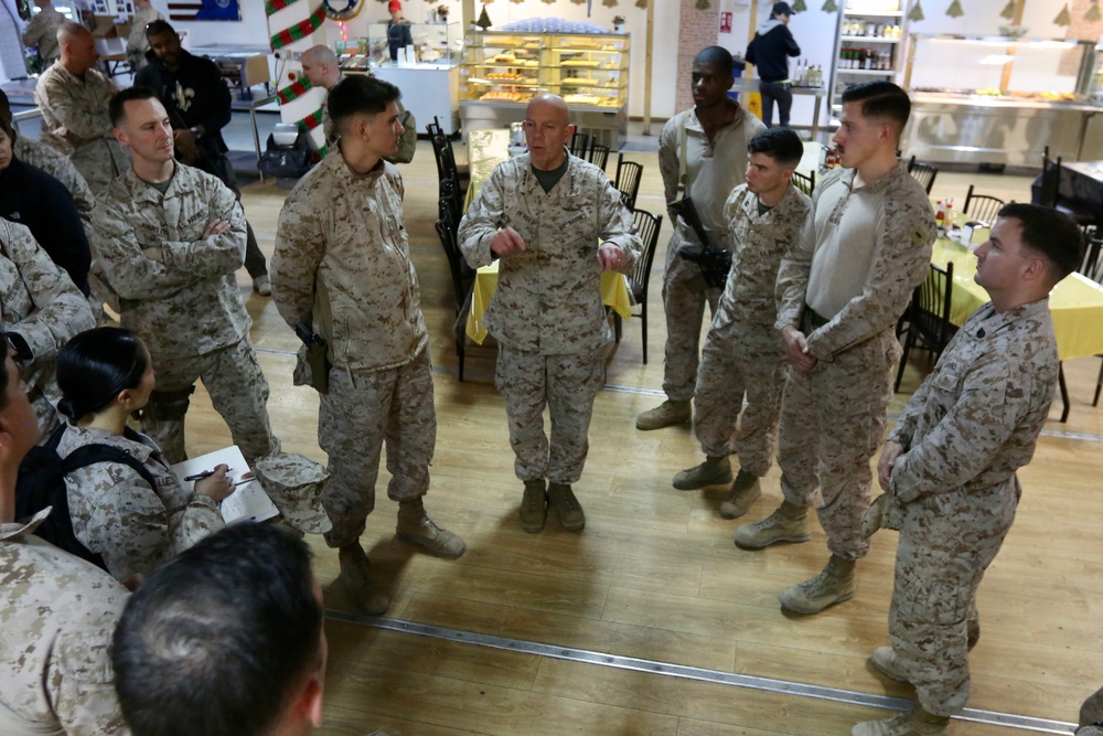 Commandant Visits CENTCOM