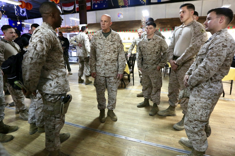 Commandant Visits CENTCOM