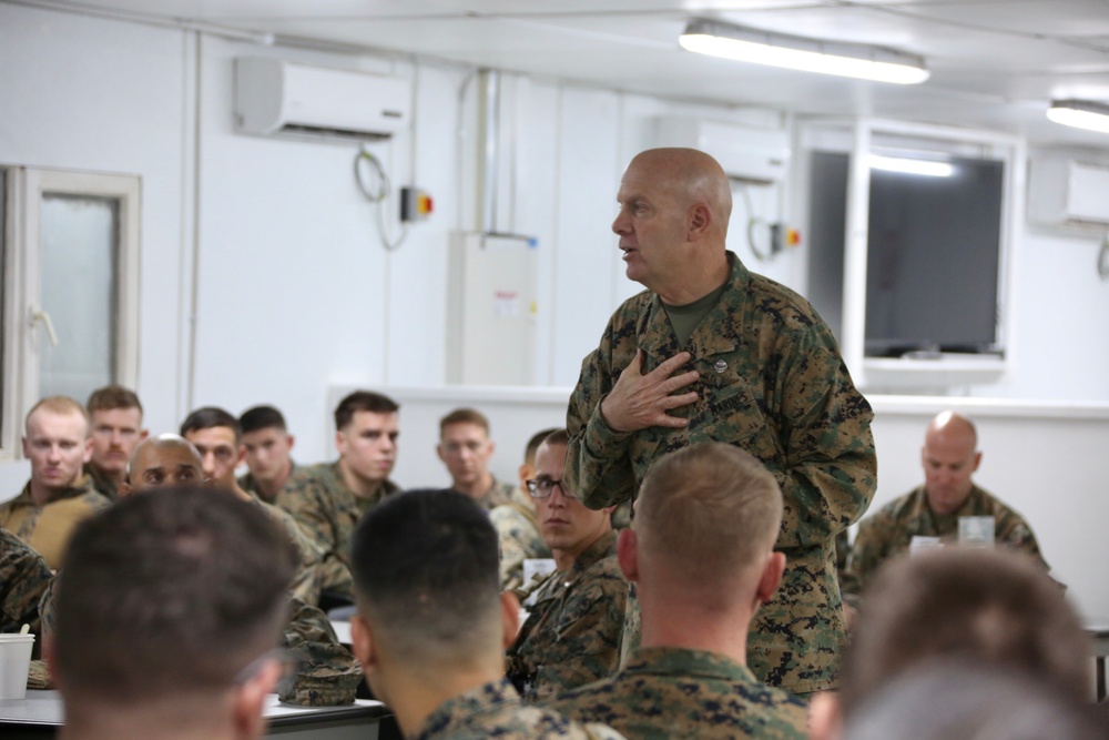 Commandant Visits CENTCOM