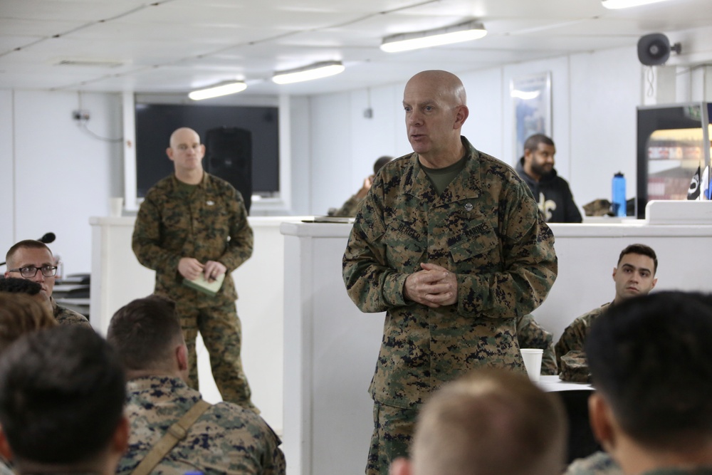 Commandant Visits CENTCOM