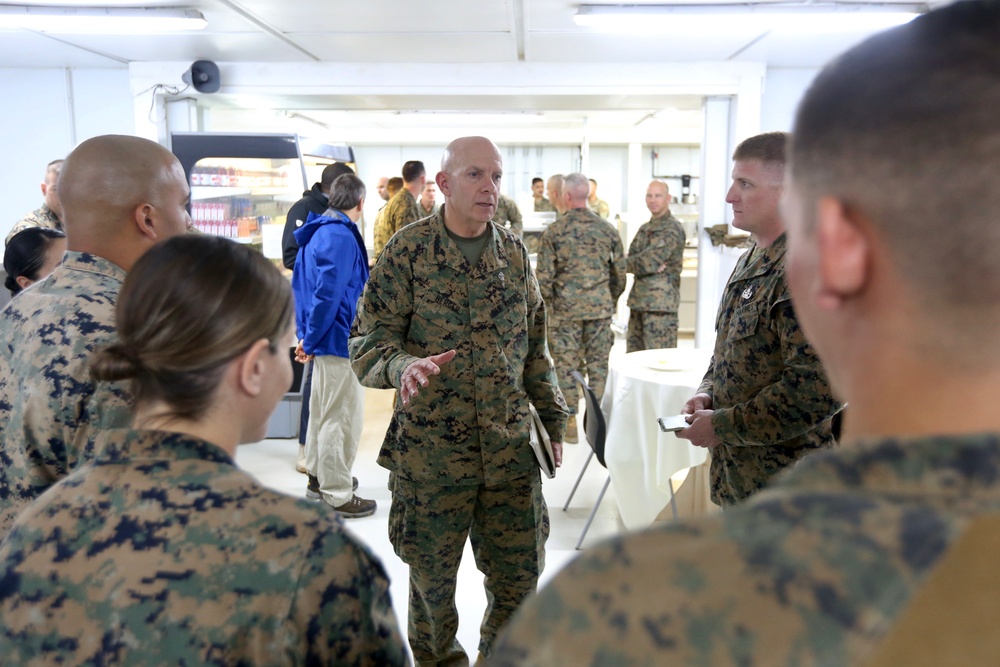 Commandant Visits CENTCOM