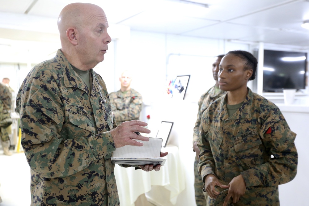 Commandant Visits CENTCOM