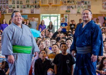 One-of-a-kind experience - Wildcats meet Sumo wrestlers at Lester Middle School / 異色の体験 - レスター中学校の生徒、力士に会う