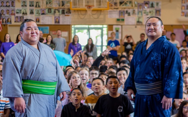 One-of-a-kind experience - Wildcats meet Sumo wrestlers at Lester Middle School / 異色の体験 - レスター中学校の生徒、力士に会う