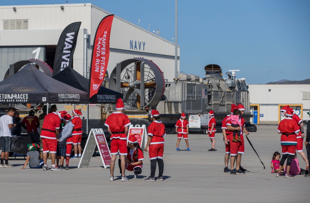 Service members, families participate in Santa Run