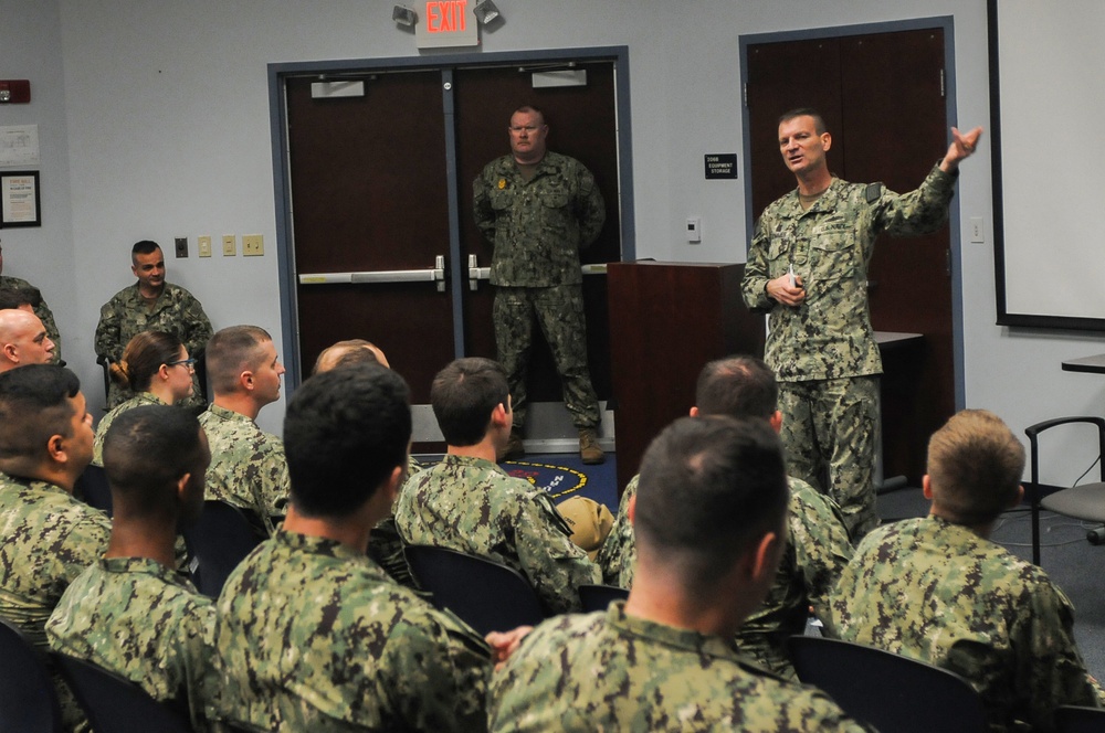 Commander, Navy Reserve Forces Command visits NOSC Tampa