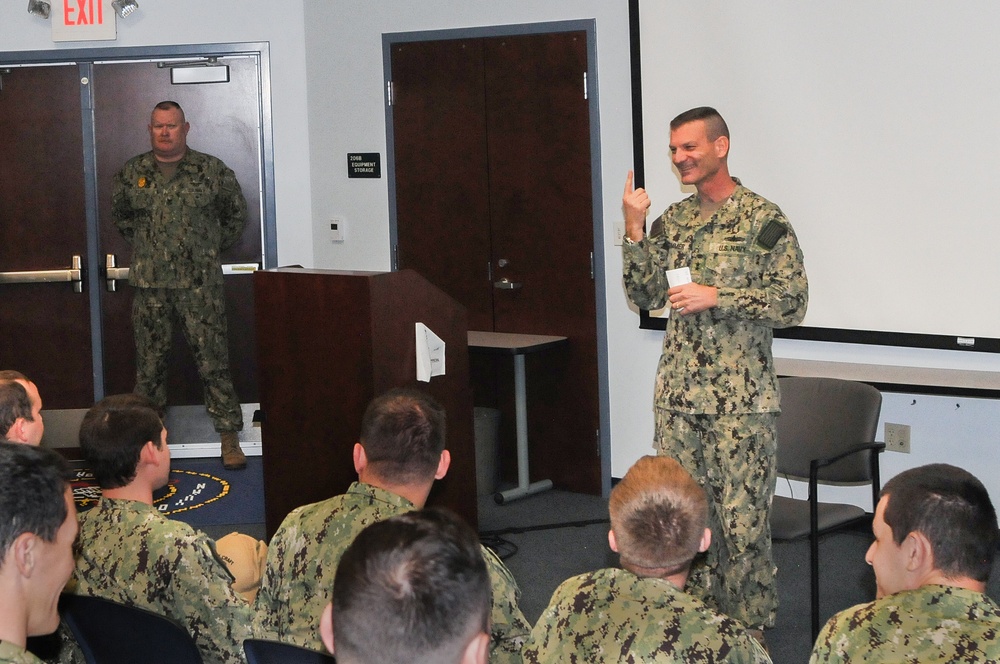 Commander, Navy Reserve Forces Command visits NOSC Tampa