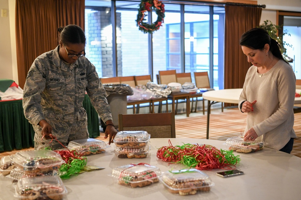 Volunteers hold cookie drive for Airmen
