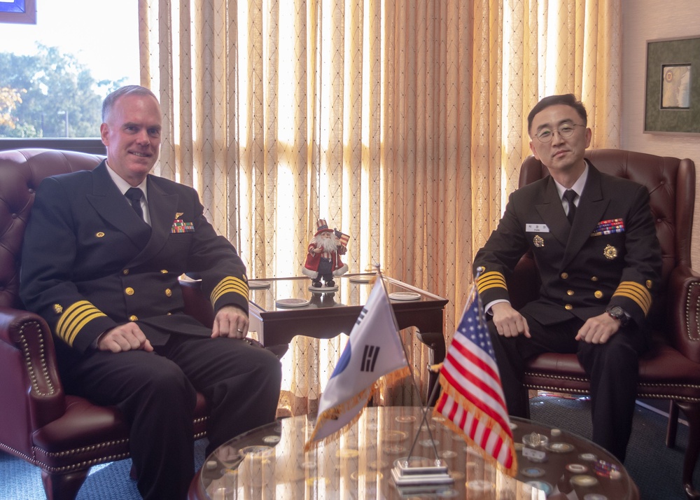 NMCSD CO Meets With ROKN SG