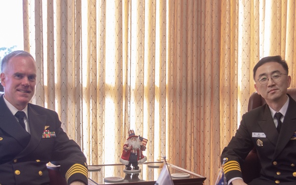 NMCSD CO Meets With ROKN SG