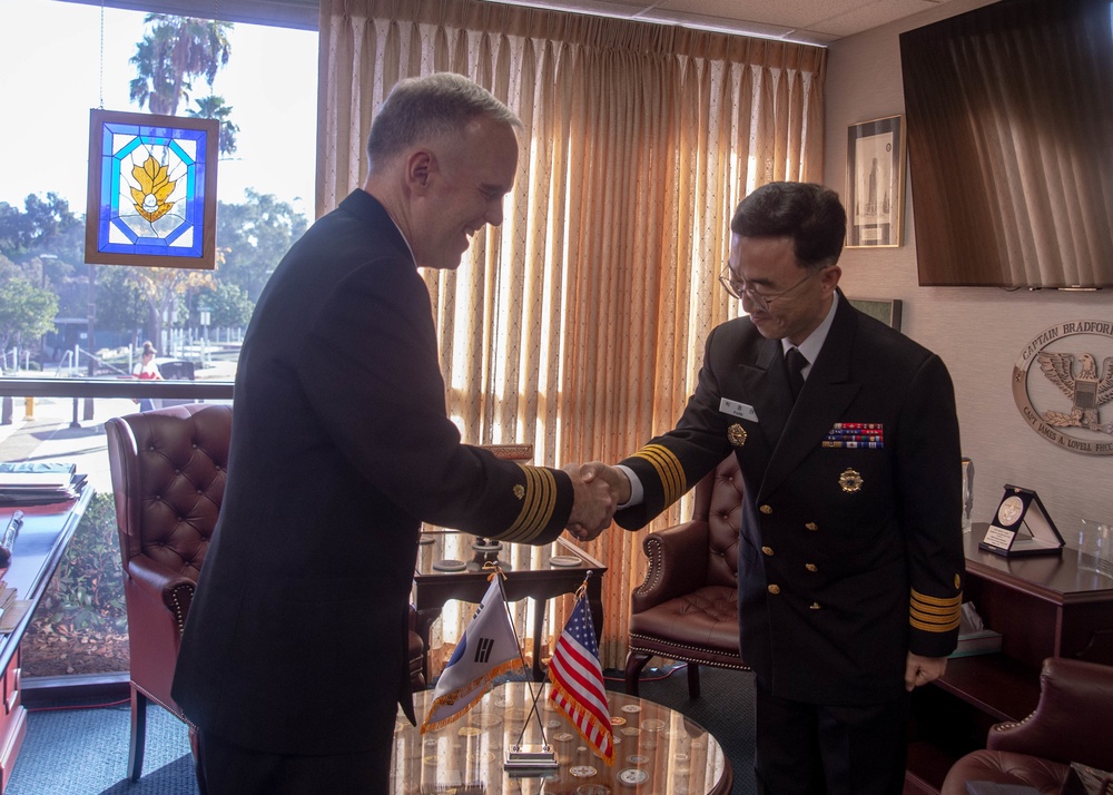 NMCSD CO Shakes Hands with ROKN SG