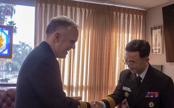 NMCSD CO Shakes Hands with ROKN SG