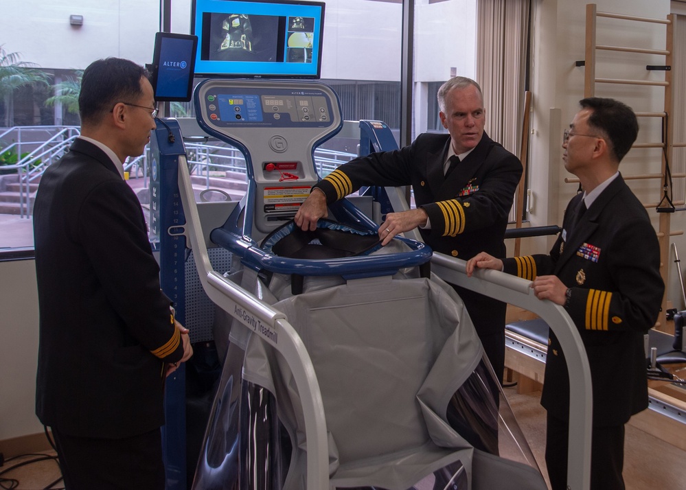 NMCSD CO Shows ROKN Delegates Anti-Gravity Treadmill in C5 Clinic