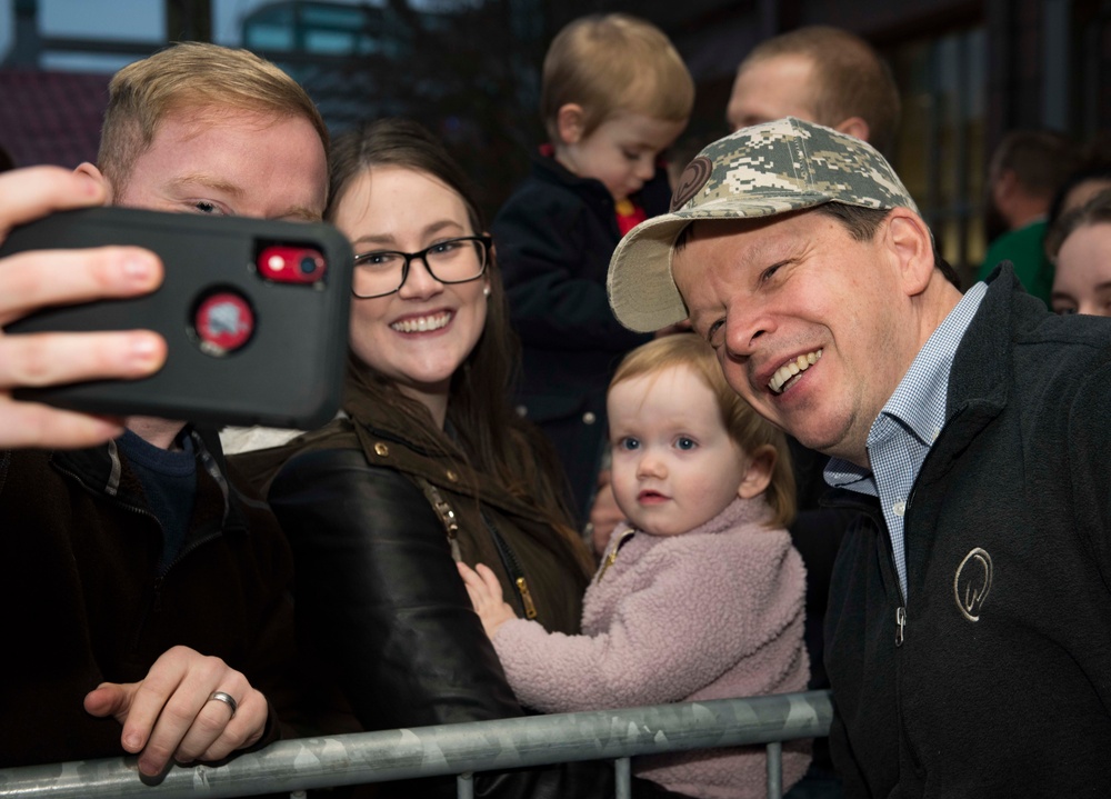 Wahlberg brothers visit Ramstein, thank troops