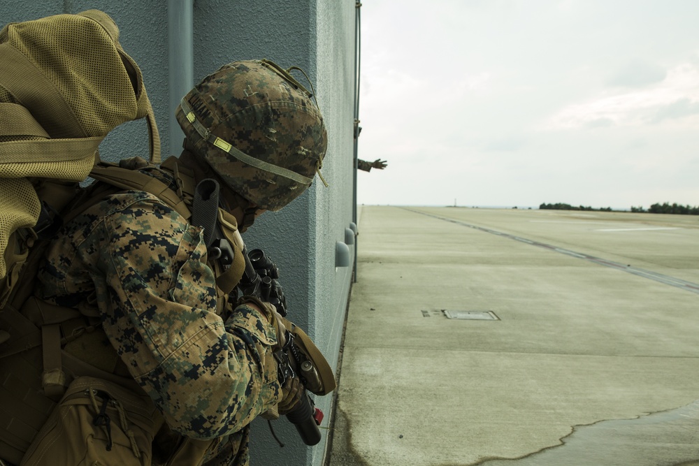 31st MEU conducts simulated airfield seizure at Ie Shima Training Facility