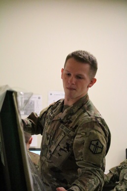 Practicing the ‘Old-School Way’ in a High-Tech Environment: Junior Army Reserve Soldiers Train on Analog Systems