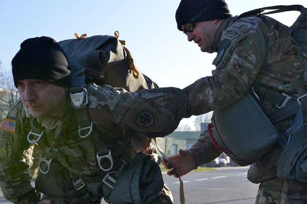 Poland and U.S. SOF execute airborne operations as one