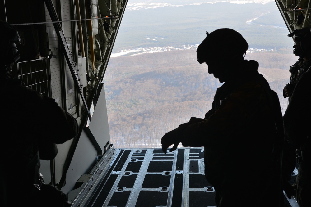 Poland and U.S. SOF execute airborne operations as one