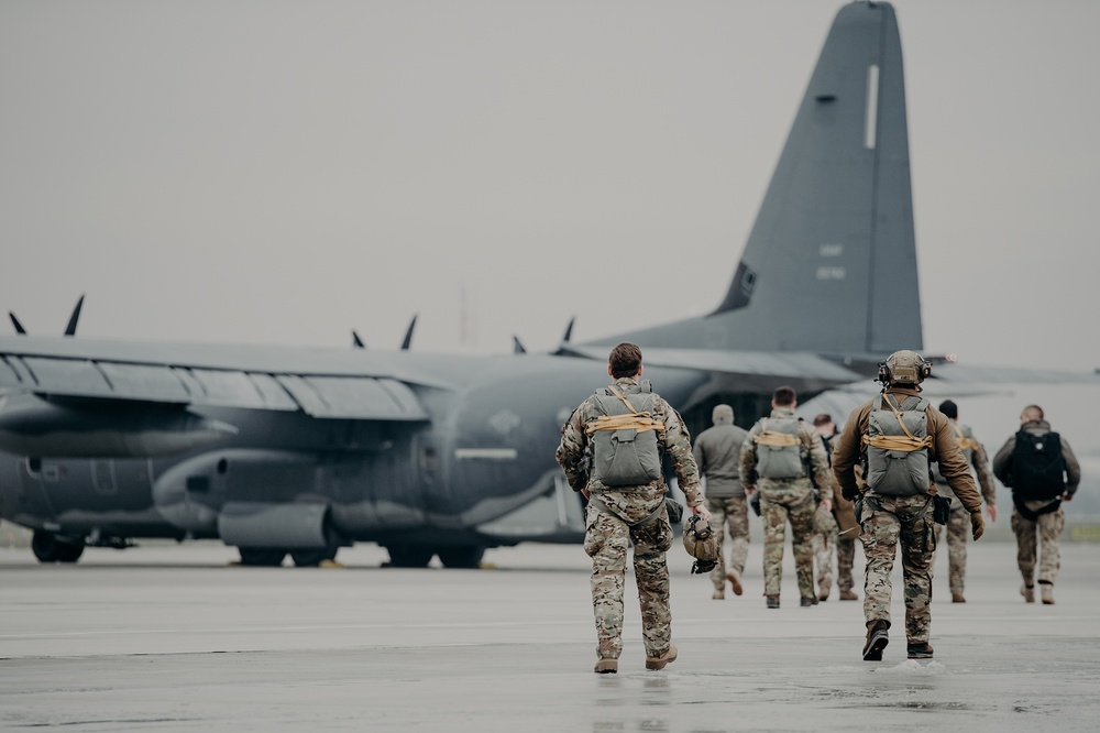 Poland and U.S. SOF execute airborne operations as one