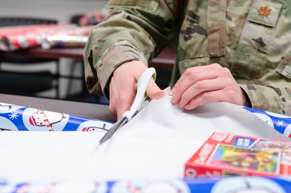 Missouri Airmen volunteer in the community for the holidays