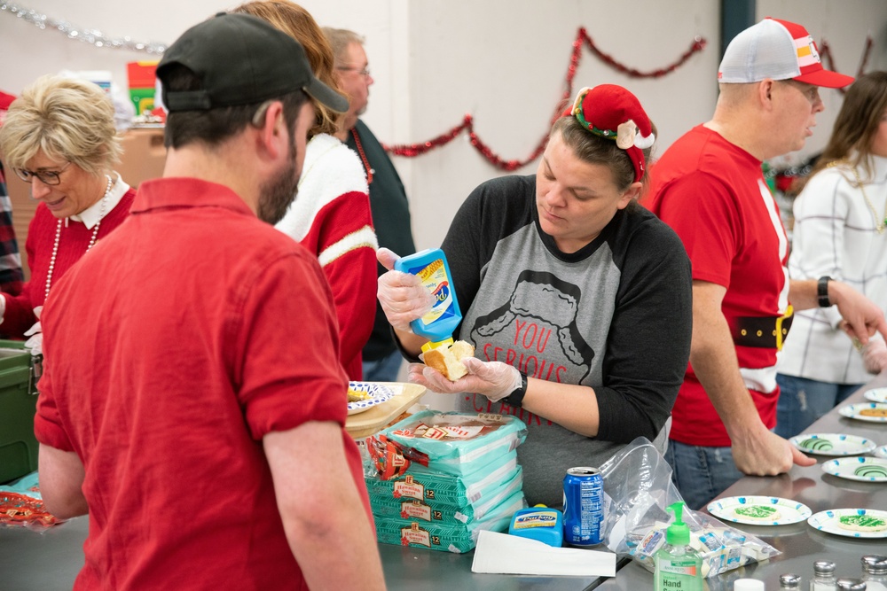 Missouri Airmen volunteer in the community for the holidays