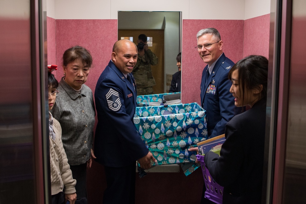 374th MXG donates books to local library