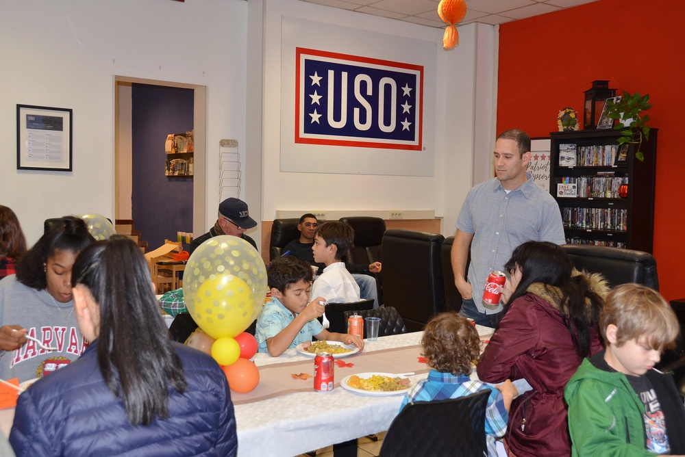 Thanksgiving lunch at USO